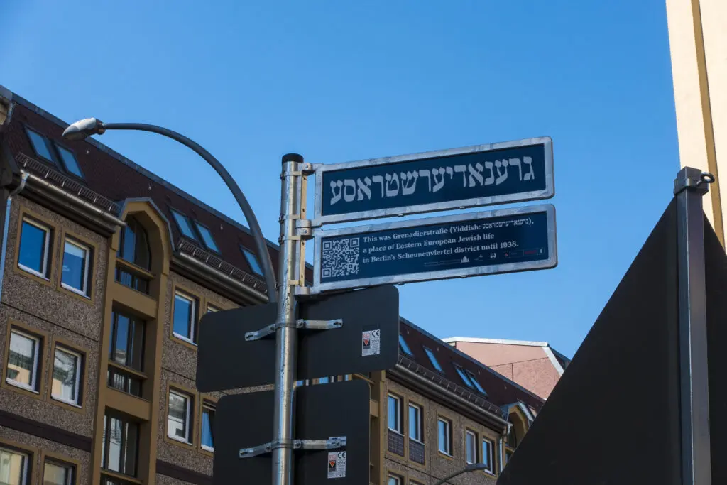 A Yiddish street sign in the Yiddish Quarter, 2026. Photo by Arndt Beck